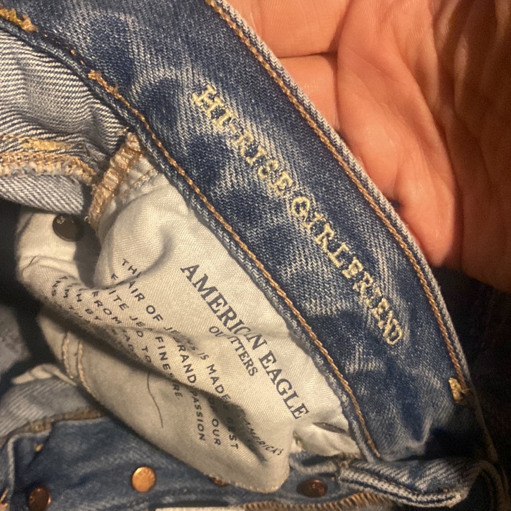 Woman’s size 4 American eagle light wash hole jeans - Picture 4 of 10